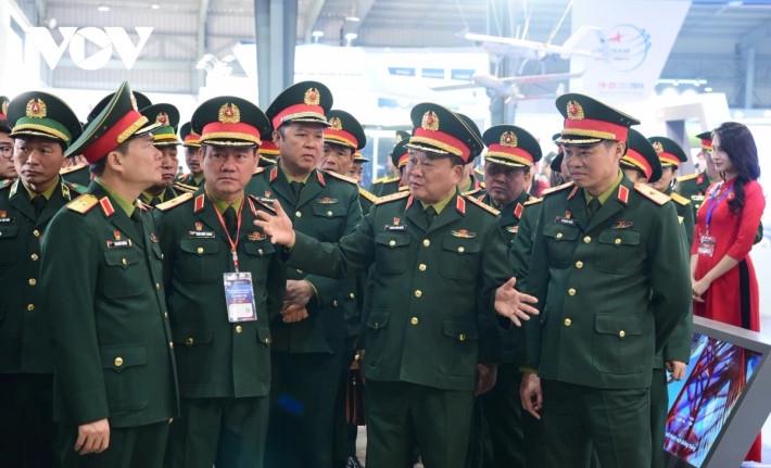 Thượng tướng Hoàng Xuân Chiến thị sát các gian hàng trưng bày tại buổi Tổng duyệt Triển lãm Quốc phòng quốc tế Việt Nam 2024.