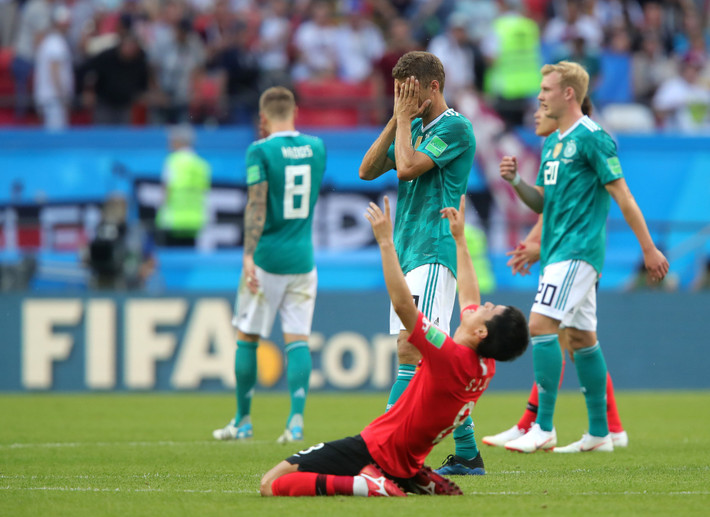 Để đi tiếp, Đức cần một chiến thắng ở loạt trận thứ ba vòng bảng World Cup 2018 trong khi Hàn Quốc gần như đã bị loại. Tuy nhiên, đội bóng xứ kim chi vẫn gây sốc khi thắng nhà đương kim vô địch thế giới khi đó 2-0.