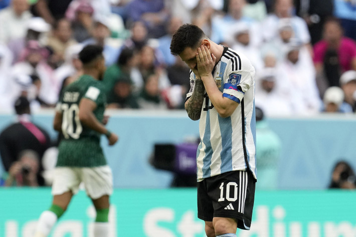Lionel Messi và các đồng đội tưởng như có một trận đấu dễ dàng trước đại diện Tây Á khi vươn lên dẫn trước từ sớm và có thêm 3 bàn nhưng không được công nhận vì lỗi việt vị sau hiệp một. Tuy nhiên, sang hiệp 2, Saudi Arabia bất ngờ lội ngược dòng, thắng lại 2-1.