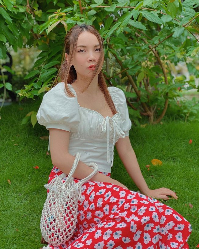 Muốn mặc chân váy họa tiết đẹp thì nên mix với áo blouse trắng như Yến Trang, tổng thể sẽ rất hài hòa mà không kém phần hút mắt, tươi trẻ.