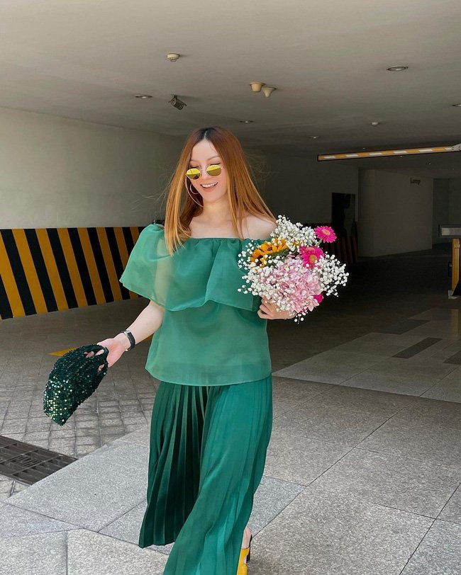Combo áo voan + chân váy xếp ly cùng tông màu xanh đậm của Yến Nhi trông rất sang chảnh