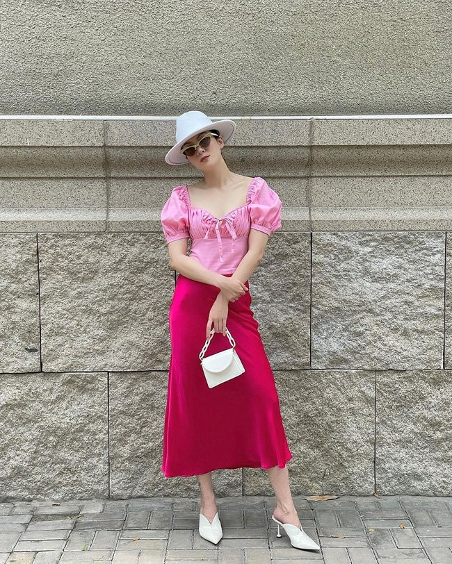 Áo blouse tay bồng + chân váy lụa cùng tông màu hồng giúp Yến Nhi tỏa sáng cả một góc phố, và ghi điểm sang – xịn – mịn.