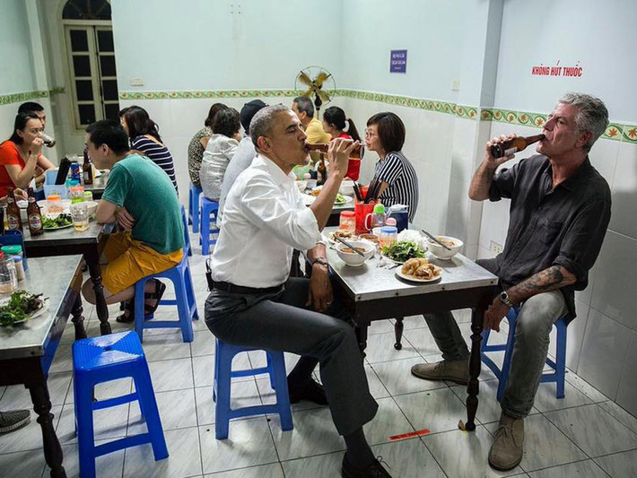Năm 2016, trong chuyến công du tới Việt Nam, cựu Tổng thống Mỹ Barack Obama và cố đầu bếp nổi tiếng Anthony Bourdain từng thưởng thức bún chả ngay tại một quán ăn ở Hà Nội. Món bún chả bấy giờ tạo nên "cơn sốt" truyền thông và trở nên nổi tiếng hơn, có thêm nhiều người biết đến. Thậm chí, bộ bàn ghế và bát đũa mà cựu Tổng thống dùng bữa còn được bảo quản trong lồng kính. Ảnh: Anthony Bourdain.