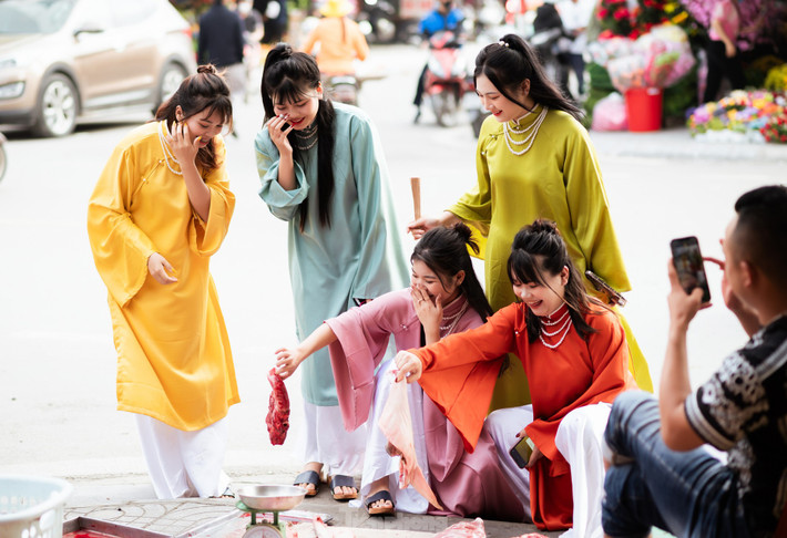 Nhóm bạn vô tư, dí dỏm bên sạp bán thịt heo.