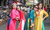 Bạn trẻ TPHCM xúng xính áo dài chụp ảnh xuân 11/01/2024