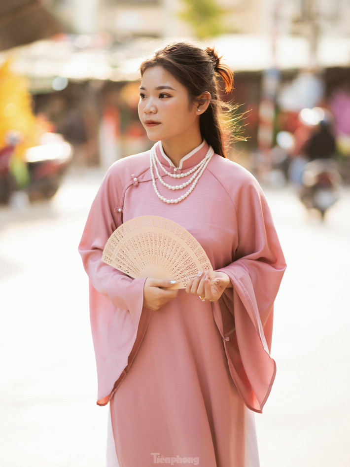 Vẻ đẹp trong veo của thiếu nữ ở trung tâm mua sắm sầm uất nhất tỉnh Nghệ An.