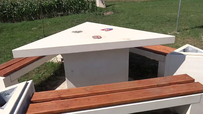 Áo - Slovakia - Hungary: Một bàn ăn dã ngoại hình tam giác nằm giữa cánh đồng là biên giới của 3 nước châu Âu: Áo, Slovakia và Hungary. Trên mặt bàn có biểu tượng của 3 quốc gia. Chiếc bàn nằm trong khuôn viên của một công viên điêu khắc. Tại đây, phần lớn tác phẩm được tạo ra có sử dụng hình tam giác trong thiết kế, tượng trưng cho sự thống nhất giữa ba quốc gia. Ảnh: Corinna Back.