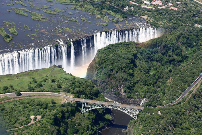 Zambia - Zimbabwe - Botswana - Namibia: Một trong những biên giới thú vị nhất là sông Zambezi, nơi tạo ra biên giới tự nhiên giữa Zambia và Zimbabwe. Để di chuyển giữa 2 quốc gia, bạn phải đi qua cầu thác Victoria. Vì thác có thể được xem từ cả Zambia và Zimbabwe nên khách du lịch thường ở trong tình trạng phân vân nên chọn đến thác từ quốc gia nào. Sông Zambezi còn đặc biệt hơn cả khi là nơi giao nhau giữa 4 quốc gia Botswana, Namibia, Zambia và Zimbabwe. Đây là tứ giác biên giới duy nhất trên thế giới. Ảnh: Travel Gallery.
