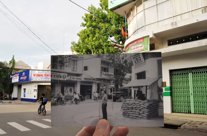 Bức ảnh chụp một con phố ở Nha Trang trong giai đoạn 1966 đến 1968 và khung cảnh thành phố ngày nay. Nha Trang là nơi tác giả bộ ảnh đang sống.
