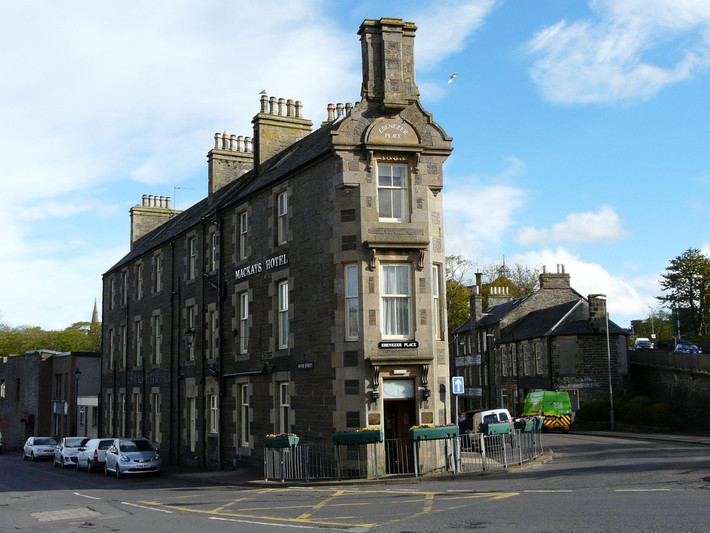 Ebenezer Place (Scotland): Ebenezer Place được kỷ lục Guinness công nhận là con đường ngắn nhất thế giới vào tháng 11/2006. Con đường nằm ở Wick, Caithness, dài 2,05 m. Nơi đây có một địa chỉ duy nhất là khách sạn Mackays, du khách có thể tham quan toàn bộ trong vài bước chân. Ảnh: Twitter.