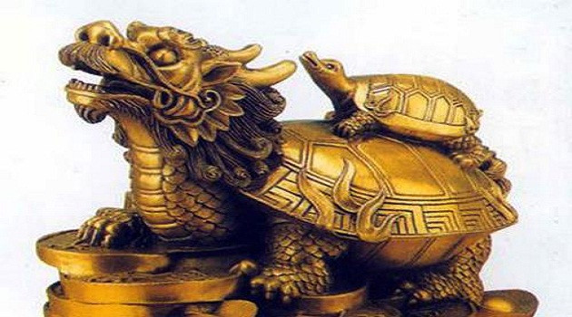 Đồ phong thủy không biết của ai. Theo quan niệm tâm linh, mỗi một món đồ phong thủy đều có ý nghĩa linh thiêng của nó. Chúng đều có chứa linh khí chủ nhân của mình, vì vậy nếu bạn nhặt được những món đồ phong thủy không rõ nguồn gốc không biết chủ nhân nó là người như thế nào thì không nên sử dụng. Bởi không may chúng mang nguồn khí xấu sẽ ảnh hưởng tới sức khỏe, cũng như tài lộc của bạn.