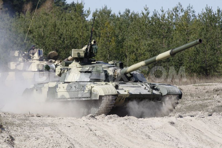 Lực lượng quân đội Ukraine triển khai xe tăng Bulat tham gia sự kiện lần này.