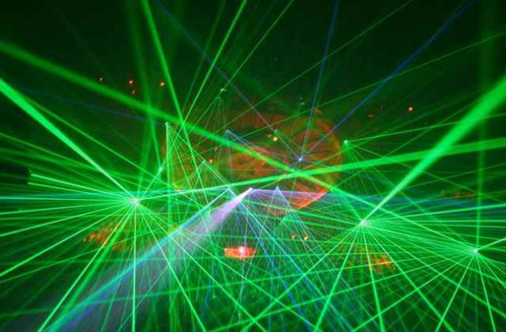Laser. Dàn ánh sáng laser tốt nhất thế giới được trang bị tại Phòng thí nghiệm quốc gia Lawrence Livermore ở California. Nó được thiết kế để nghiên cứu cách đạt năng lượng nhiệt hạch. Họ sử dụng 192 tia laser, hội tụ tại 1 điểm và tạo ra năng lượng nhiều hơn 60 lần so với những hệ thống laser trước đây. Nó có thể tạo ra năng lượng lớn nhất là 500 tỉ watt, nhiều hơn 1.000 lần số năng lượng mà nước Mỹ sử dụng.