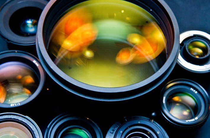 Camera. Chiếc camera tốt nhất thế giới có tên Dark Energy camera (Camera năng lượng đen). Nó được chế tạo tại phòng thí nghiệm Ferrmilab, tại Illinois như một phần trong kế hoạch tìm hiểu vì sao vũ trụ lại mở rộng nhanh đến thế. Chiếc camera 570 Mp này mạnh hơn camera trên điện thoại gấp 70 lần. Nó có thể chụp được ảnh ở xa Trái đất 8 tỉ năm. Một camera trị giá 1,6 triệu và trên thế giới chỉ có 5 chiếc như thế.