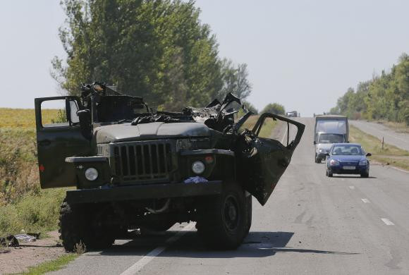 Một xe tải bị phá hủy nằm bên lề đường ở thị trấn Olenivka gần thành phố Donetsk ngày 2/9. Người dân cho biết, đây là xe của quân chính phủ.