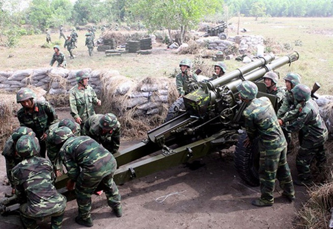 Đây là thiết bị vô cùng quan trọng, không thể thiếu, giúp lực lượng pháo binh xác định được mục tiêu, từ đó đưa ra các tham số chính xác cho từng phát bắn. Ngoài ra, thiết bị này cũng giúp người lính quan sát tốt trận địa, tránh việc xác định nhầm toạ độ dẫn đến thảm hoạ bắn nhầm vào đơn vị bạn. Nguồn ảnh: TTXVN.