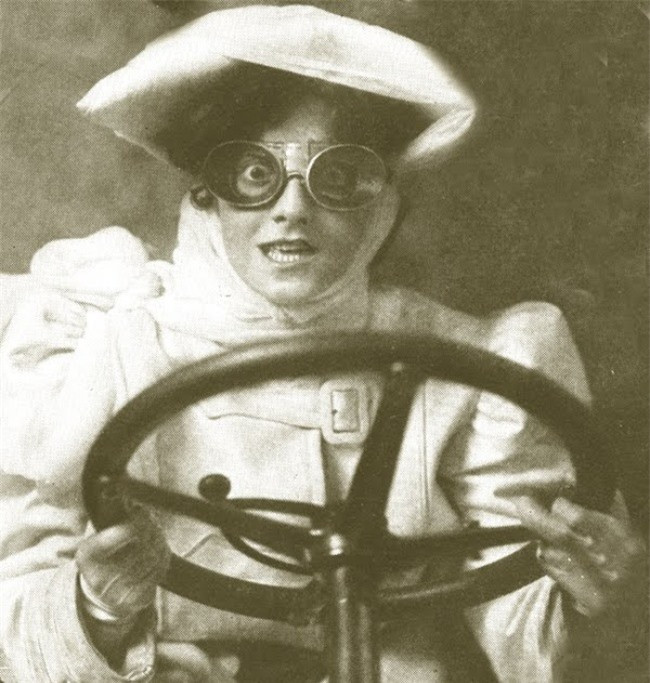 Một người phụ nữ lái xe, năm 1900.