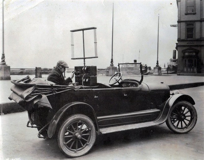 Phiên bản đầu tiên của một chiếc điện thoại di động, năm 1924.