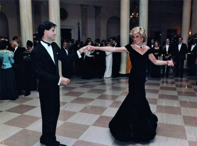 Công nương Diana khiêu vũ với John Travolta trong một buổi tiếp tân tại Nhà Trắng, năm 1985.