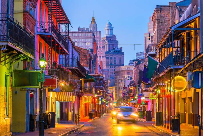 Bourbon, New Orleans, Louisiana: Cắt qua Khu phố Pháp với nhiều tòa nhà có từ thế kỷ 18, Bourbon là trung tâm giải trí về đêm nổi tiếng của thành phố New Orleans. Con phố có những ngôi nhà với ban công, kiểu Creole hay Shotgun mang đến sự kết hợp màu sắc đẹp mắt. Ngoài ra, đèn neon và những chuỗi hạt Mardi Gras trên biển báo đường phố và trang trí ở các ngôi nhà càng khiến Bourbon thêm phần rực rỡ hơn. Ảnh: Shutterstock.