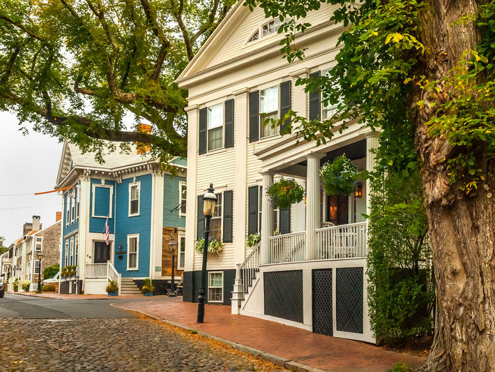 Main Street, Nantucket, Massachusetts: Đảo Nantucket nổi tiếng với biển và lịch sử săn bắt cá voi. Đây cũng là nơi có một trong những Main Street ("Phố Chính") đẹp nhất và được bảo tồn tốt nhất ở Mỹ. Hòn đảo nhỏ bé Nantucket mang đậm kiến trúc thế kỷ 17-19 với những tòa nhà nổi bật nhất nằm dọc con phố này. Đó là các biệt thự thời Phục hưng Hy Lạp nhìn ra con đường rải sỏi và vỉa hè rợp bóng cây. Ảnh: John Santoro.