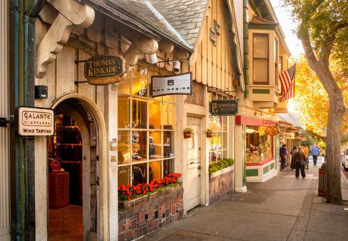 Đại lộ Ocean, Carmel-by-the-Sea, California: Đoạn đường chính qua Carmel-by-the-Sea chạy về phía Thái Bình Dương được quy hoạch vừa rộng, đẹp, lại sang trọng, quyến rũ và tiện lợi. Được thiết kế như một đại lộ của Paris, quảng trường và các ngôi nhà nhỏ kiểu "cổ tích" của những năm 1920 mang đến cho du khách cảm giác ấm áp khi đến đây. Ở phía cuối con đường là bãi biển cát trắng nổi tiếng với cảnh hoàng hôn ngoạn mục. Ảnh: Robert Mullan.