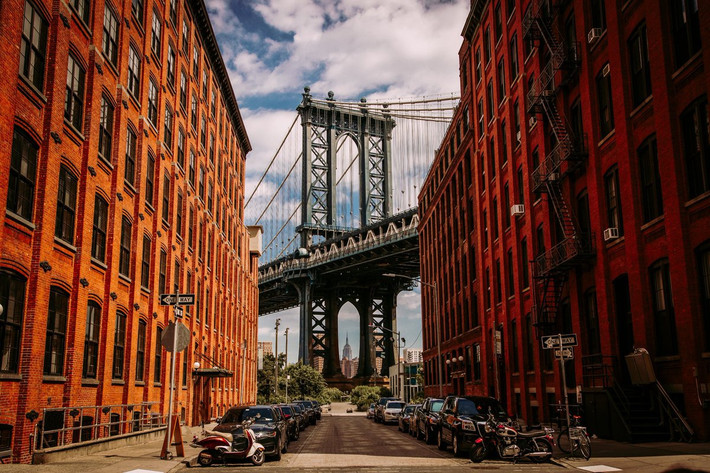 Washington, TP New York, New York: Phố Washington, trong khu phố Dumbo của Brooklyn, hấp dẫn với những tòa nhà cao tầng bằng gạch đỏ. Kết hợp background là những khung thép màu xanh của cầu Manhattan, con phố này trở thành một trong những điểm hút khách check-in nhất thành phố. Ảnh: Michal Ludwiczak.