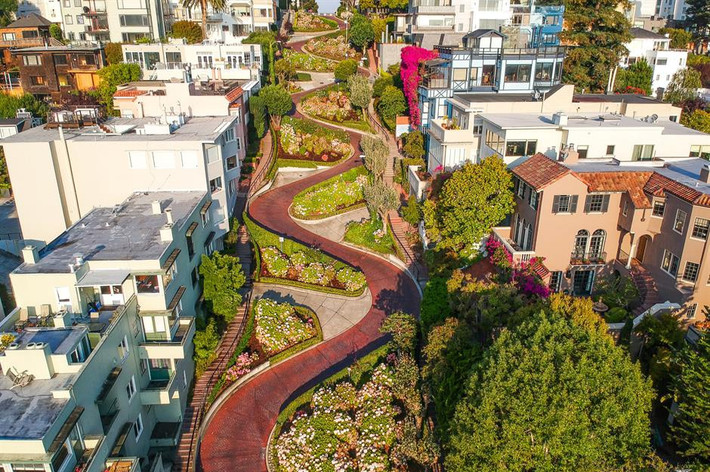 Lombard, San Francisco, California: Với 8 khúc cua trên đoạn đường dài 400 m, Lombard nổi tiếng là con phố quanh co nhất thế giới. Không chỉ có hình dáng ấn tượng, cây cối xanh tươi và hoa nở đầy 2 bên đường làm tăng thêm vẻ đẹp cho nơi đây. Con đường được hoàn thành vào năm 1922 với mục đích nhằm giảm áp lực giao thông. Du khách yêu thích Lombard đến mức những chiếc xe hơi thường xếp hàng để chạy quanh con dốc. Ảnh: Lewis Liu.