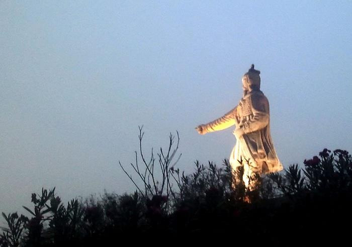 Hưng Đạo Vương Trần Quốc Tuấn là con trai của An Sinh Vương Trần Liễu. Ông là cháu của Trần Thái Tổ, anh họ vua Trần Thánh Tông. Tên tuổi Hưng Đạo Vương gắn liền chiến công 3 lần đánh bại quân Mông - Nguyên xâm lược. Theo một số tài liệu, sinh thời, ngay cả quân Mông - Nguyên cũng rất nể trọng, không gọi ông bằng tên húy, thường gọi là An Nam Hưng Đạo Đại Vương.