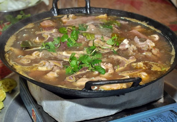 Không chỉ có cảnh đẹp, khí hậu mát mẻ, Sa Pa còn thu hút du khách bởi những món ẩm thực đặc sắc, trong đó có thắng cố. Món thắng cố Sapa được nấu từ nội tạng (ruột non, ruột già, tim, gan, phèo, phổi…) của một số loài động vật như ngựa, trâu, bò, heo… Ngon nhất là món thắng cố được nấu từ nội tạng ngựa. Ảnh: Du lịch Sa Pa.