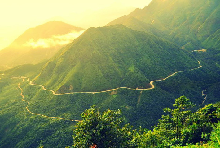 Có chiều dài lên tới 32 km, đèo Pha Đin ở Điện Biên được mệnh danh là một trong tứ đại đỉnh đèo ở Tây Bắc. Tên gọi Pha Đin mang hàm ý nơi tiếp giáp giữa trời và đất đã nói lên vẽ hùng vĩ của cung đèo này. Từ nhiều năm nay, Pha Đin là cung đèo hu hút tín đồ phượt, thích chinh phục, mê mạo hiểm. Ảnh: Baodantoc.vn.
