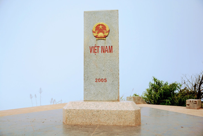 Trên đất nước ta có 2 địa danh được mệnh danh là nơi một con gà gáy 3 nước cùng nghe đó là ngã ba biên giới Việt Nam - Lào - Trung Quốc ở A Pa Chải, thuộc xã Sín Thầu, huyện Mường Nhé, tỉnh Điện Biên và ngã ba Đông Dương ở gần cửa khẩu Bờ Y, huyện Ngọc Hồi, tỉnh Kon Tum, nơi phân chia biên giới Việt Nam - Lào - Campuchia. Ngoài vị trí cửa ngõ biên giới, đây còn là những điểm du lịch nổi tiếng, thu hút những tín đồ đam mê phượt. Ảnh: Báo Điện Biên Phủ.