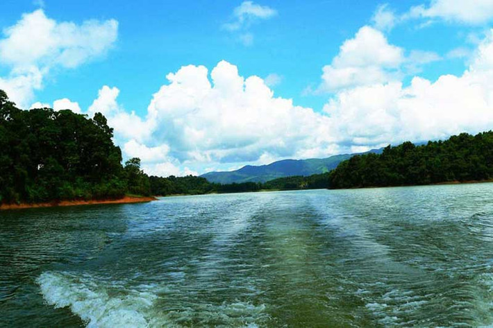 Hồ Pá Khoang thuộc địa phận xã Mường Phăng, huyện Điện Biên. Hồ Pá Khoang ngày nay đang dần trở thành địa điểm du lịch thu hút du khách của tỉnh, nơi được ví là "viên ngọc sáng tô điểm vẻ đẹp du lịch Điện Biên". Ảnh: Báo Điện Biên Phủ.