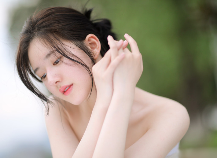 Ngày 30/8, Sina đưa tin Triệu Lộ Tư chia sẻ loạt ảnh mới với phong cách tình đầu ngây thơ. Vẻ đẹp thanh xuân, trong trẻo giúp nữ diễn viên sinh năm 1998 nhận được sự tán thưởng của khán giả. Theo Sina, hiện tại, Triệu Lộ Tư là nghệ sĩ sinh sau năm 1995 có bước tiến nhanh nhất. Chỉ mới 4 năm bắt đầu sự nghiệp, cô đã được đánh giá có thể đứng ngang hàng với các đàn chị Địch Lệ Nhiệt Ba, Dương Tử, là những tiểu hoa đán 9X nổi tiếng nhất Trung Quốc hiện nay.