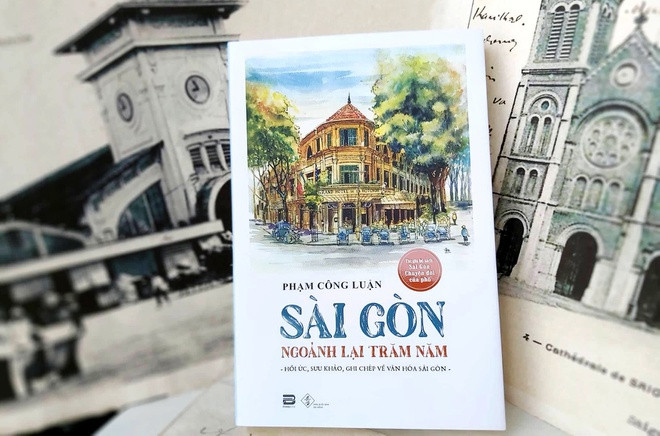 Sài Gòn ngoảnh lại trăm năm. Tác phẩm của nhà văn, nhà báo Phạm Công Luận - một trong những cây bút có nhiều tựa sách bán chạy nhất hiện nay - tập hợp những tư liệu về văn hóa, kiến trúc và đời sống người Sài Gòn - Gia Định xưa. Theo biến thiên của dòng thời gian, ký ức về thành phố dưới ngòi bút của ông vẫn hiện diện, được nâng niu, trân quý qua từng trang viết. Ảnh: P.B.