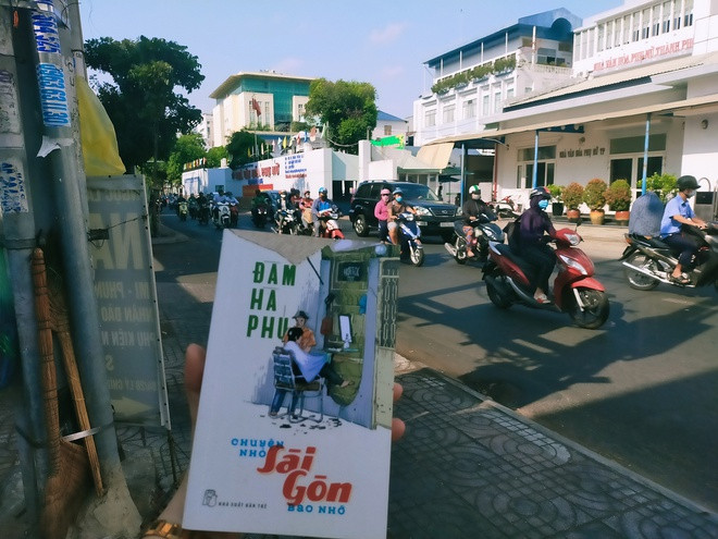 Chuyện nhỏ Sài Gòn bao nhớ. Từng câu chuyện về kiếp nhân sinh, sự chảy trôi của dòng thời gian làm nên một thành phố phương Nam đủ sức níu giữ chân người ở lại. Những câu chuyện nhỏ ấy được tác giả Đàm Hà Phú kể lại một cách say sưa, hấp dẫn. Cuốn sách nhắc người đọc dừng lại đôi chút giữa dòng người hối hả để lắng nghe những âm thanh, dư vị của cuộc sống nơi thành phố mang tên Bác. Ảnh: N.L.