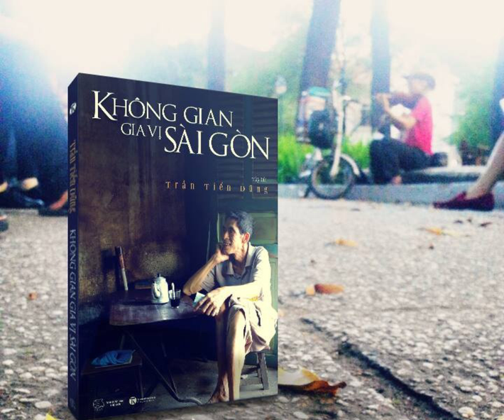 Không gian gia vị Sài Gòn. Đây là tập tùy bút thứ hai của tác giả Trần Tiến Dũng. Cuốn sách hội tụ nhiều hương vị món ăn, thức uống của người dân Sài Gòn xưa. Ở đó, độc giả được cảm thụ trọn vẹn từng khoảnh khắc hiện hữu với sự ân cần nêm nếm gia vị. Không gian bếp phương Nam mở ra với cơm tấm, cà phê, bánh mì, hủ tiếu, cà ri... Tất cả đều mang dư vị của tình yêu. Ảnh: Báo Văn Nghệ.