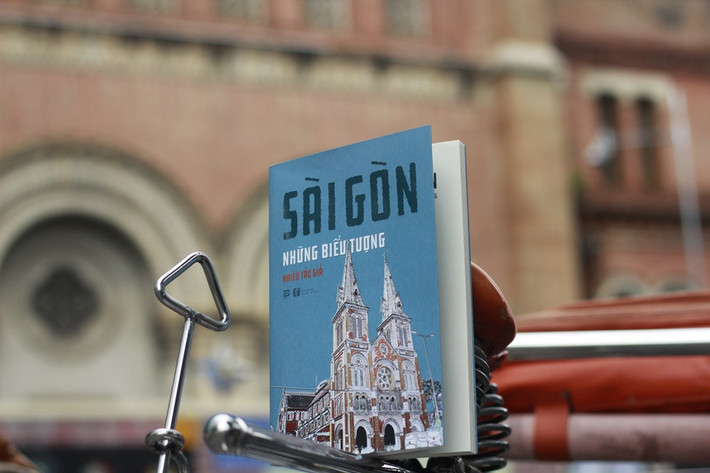 Sài Gòn - Những biểu tượng. Cuốn sách tập hợp, chọn lọc các bài viết của hơn 20 tác giả viết về mảnh đất Sài Gòn - Gia Định xưa. Mỗi bài viết mang một góc nhìn về những khía cạnh khác nhau trong đời sống người dân phương Nam. Ở đó có những câu chuyện hằn sâu trong ký ức mỗi nhà văn, có những biểu tượng một thời người ta khó lòng nào quên được khi nhắc tới hai tiếng “Sài Gòn”. Ảnh: Phan Books.
