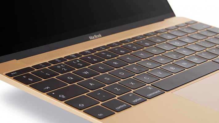 Apple đã có nhiều thay đổi để thiết bị đạt độ mỏng này. Trước hết, MacBook 12 inch sử dụng cơ chế bàn phím “cánh bướm” (butterfly) mỏng hơn đáng kể. Tuy nhiên, thay đổi trên khiến Apple vướng vào nhiều bê bối do bàn phím có độ bền kém, dễ bám bụi. Từ năm 2019, hãng đã quay lại sử dụng thiết kế bàn phím “cắt kéo” kiểu cũ. Ảnh: Inc.
