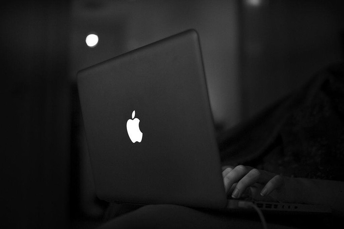 Quả táo phát sáng được xem là biểu tượng trên dòng MacBook. Do đó, việc loại bỏ chi tiết này sau hơn 15 năm gắn bó gây nhiều tranh cãi trong cộng đồng người dùng thiết bị Apple. Những chiếc MacBook ra mắt sau năm 2015 chỉ có logo mờ tương tự iPad. Ảnh: Cult of Mac.