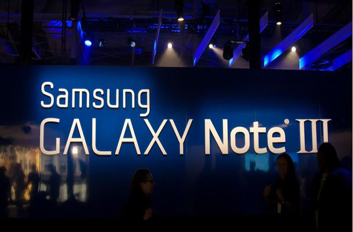 Galaxy Note 3 màn hình LCD sắp ra mắt. Samsung tuyên bố có 2 mẫu phablet Galaxy Note 3 đều có màn hình Super AMOLED. Nhưng thực tế Samsung đưa ra 2 mẫu Galaxy Note 3, là Galaxy Note 3 DUOS với 2 khe sim và Galaxy Note 3, với màn hình LCD.