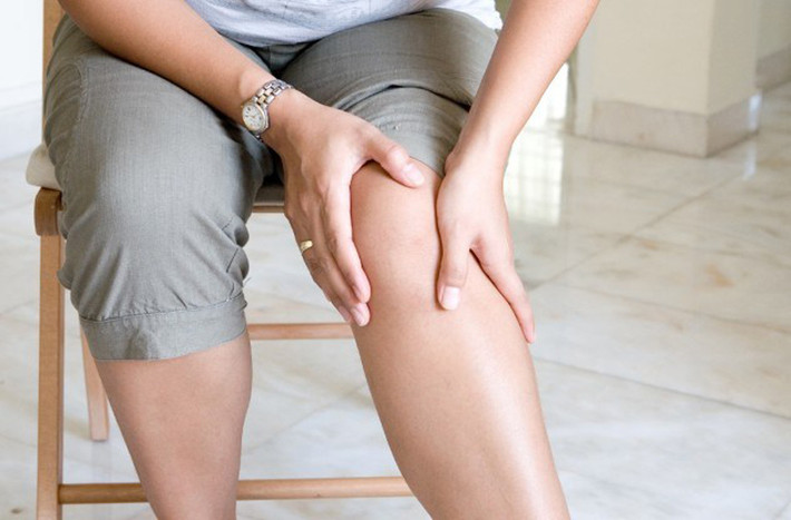 Đau đầu gối. Đầu gối là một trong những bộ phận dễ bị tổn thương nhất trên cơ thể con người-điều mà các loài linh trưởng khác ít gặp. Nguyên nhân là do khi đứng thẳng, chúng ta đã dồn quá nhiều lực vào chi dưới, và đầu gối là nơi chịu nhiều lực tác động nhất. Khi chạy, đầu gối của chúng ta phải chịu một lực gấp nhiều lần trọng lượng cơ thể.