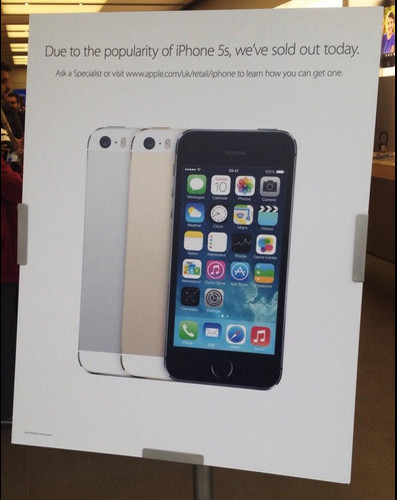 iPhone 5S cháy hàng. Ít nhất là một cửa hàng giới thiệu sản phẩm Apple ở Anh đã trưng ra tấm biển “Do nhu cầu iPhone 5S quá lớn, chúng tôi đã hết hàng” chỉ sau 30 phút sau khi siêu phẩm này được bán ở Anh.