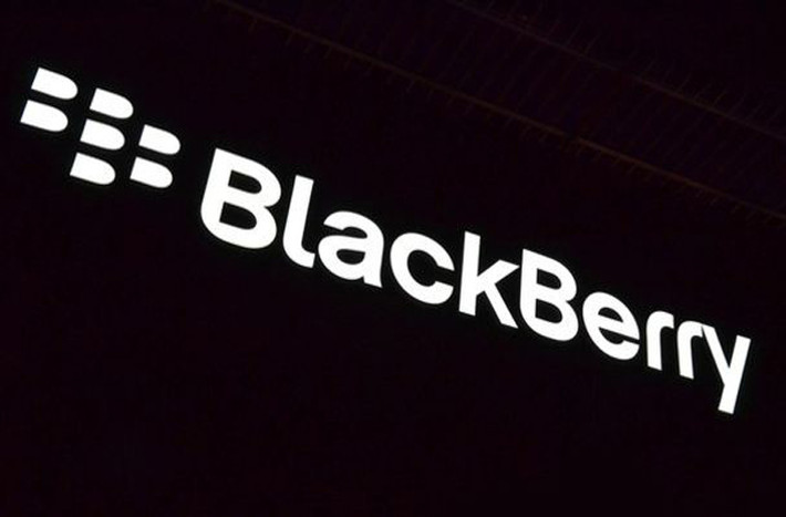 Cựu chủ tịch RIM muốn dẫn đầu nhóm mua lại BlackBerry. Theo nguồn tin xuất hiện hôm thứ 7, 21/9, cựu sáng lập RIM đồng thời là cựu giám đốc điều hành hãng này Mike Lazaridis đã bàn thảo với một số công ty xem liệu họ có hứng thú mua lại Blackberry. Tuy nhiên, điều đáng buồn cười là nhiều người cho rằng chính ông và giám đốc điều hành Jim Balsillie là người đã đẩy BlackBerry vào tình huống này.