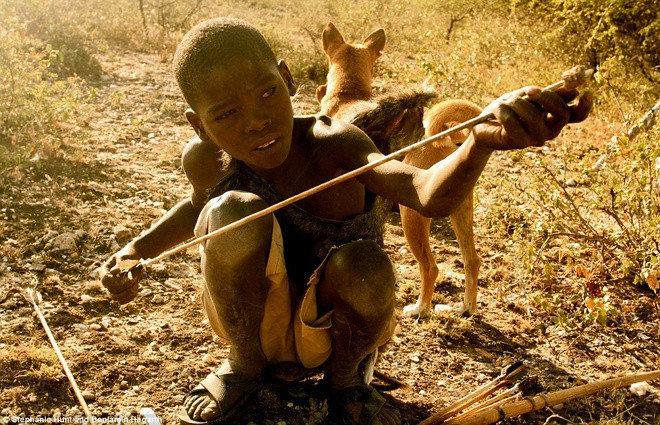 Dân số của bộ tộc Hadza khoảng 1.000 người. Họ không trồng cây, chăn nuôi hay xây dựng chỗ trú ẩn lâu dài. Thay vào đó, các thành viên của bộ tộc sống trong các hang động xung quanh hồ Eyasi thuộc thung lũng Great Rift. Cuộc sống của họ không thay đổi trong hơn 10.000 năm, Daily Mail cho hay.