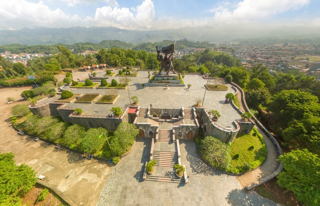 Cổng TTĐT TP Điện Biên Phủ cho biết nơi đây vốn được gọi là Mường Thanh, xuất phát từ chữ Mường Then theo tiếng dân tộc Thái, có nghĩa là "Xứ Trời". Còn tên gọi Điện Biên do vua Thiệu Trị đặt năm 1841, nghĩa là miền biên cương vững chãi. Phủ Điện Biên thời Thiệu Trị gồm 3 châu: Ninh Biên, Tuần Giáo và Lai Châu. Tên gọi Điện Biên hay Điện Biên Phủ xuất hiện từ đó. Ảnh: Trung tâm Thông tin xúc tiến du lịch Điện Biên.