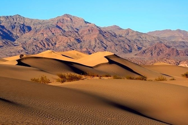 Thung lũng Chết tại bang California là nơi nóng nhất ở Bắc Mỹ. Nhiệt độ mùa hè thường trên 49 °C. Ngày 10/7/1913, nhiệt độ đạt đến mức kỷ lục 56,7 °C. Lượng mưa trong thung lũng rất thấp, bình quân mỗi năm chỉ khoảng 42 mm.