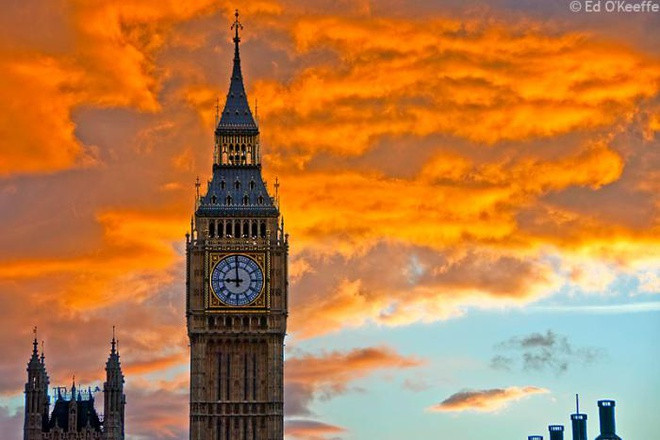 Đồng hồ Big Ben và cấu trúc mặt số của nó được kiến trúc sư Augustus Pugin thiết kế. Mỗi mặt của đồng hồ được đặt vào trong một khối đá hình vuông có cạnh 7 m, tổng cộng 576 miếng kính trong suốt, gần giống kiểu các ô cửa sổ bằng kính có khắc những bức tranh ở nhà thờ Anh thời đó. Xung quanh mặt đồng hồ được khắc những đường viền tạo thành một chiếc khung.