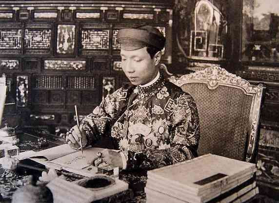 Theo Ngọc phả đền Hùng, ngay từ buổi đầu độc lập, các triều đại như Đinh, Lê, Lý, Trần…đã có nhiều hoạt động dâng hương tưởng nhớ công lao các vua Hùng. Tuy nhiên, phải đến năm 1917, vua Khải Định triều Nguyễn mới chính thức lấy ngày 10/3 Âm lịch hàng năm làm ngày Giỗ tổ Hùng Vương.
