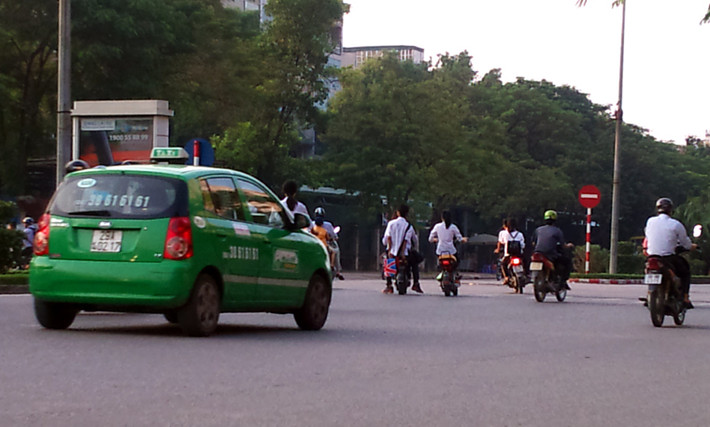 Các nữ sinh không chỉ cắt đầu xe taxi mà còn...